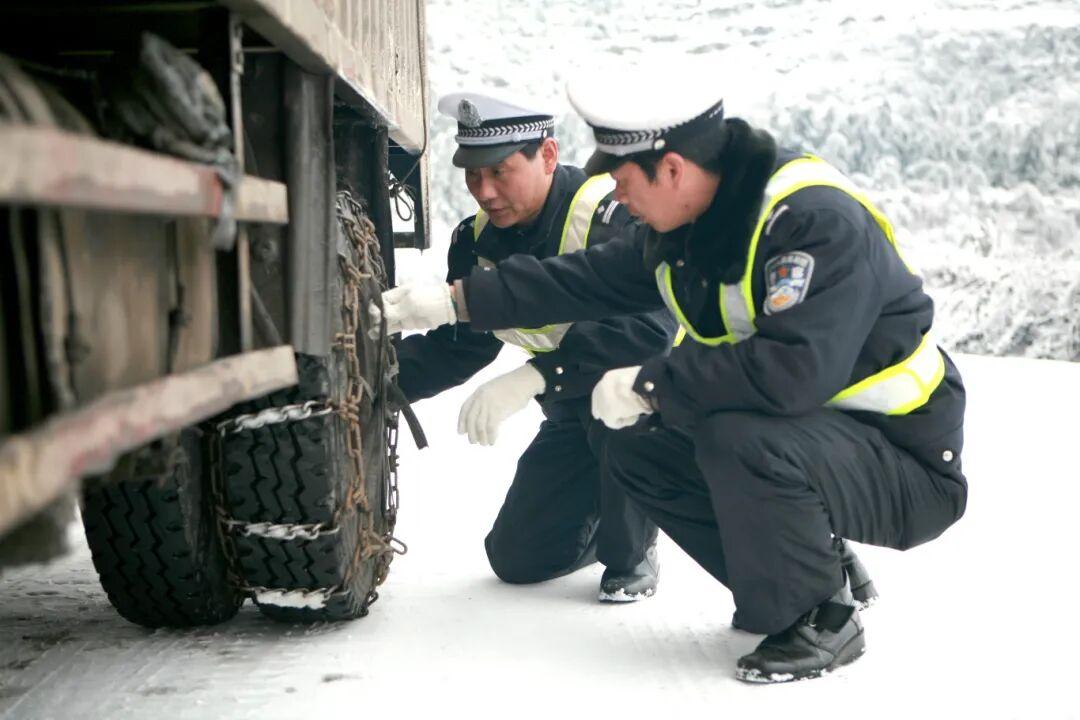 圖2 梅花山交警保障服務(wù)過(guò)往車輛.jpg