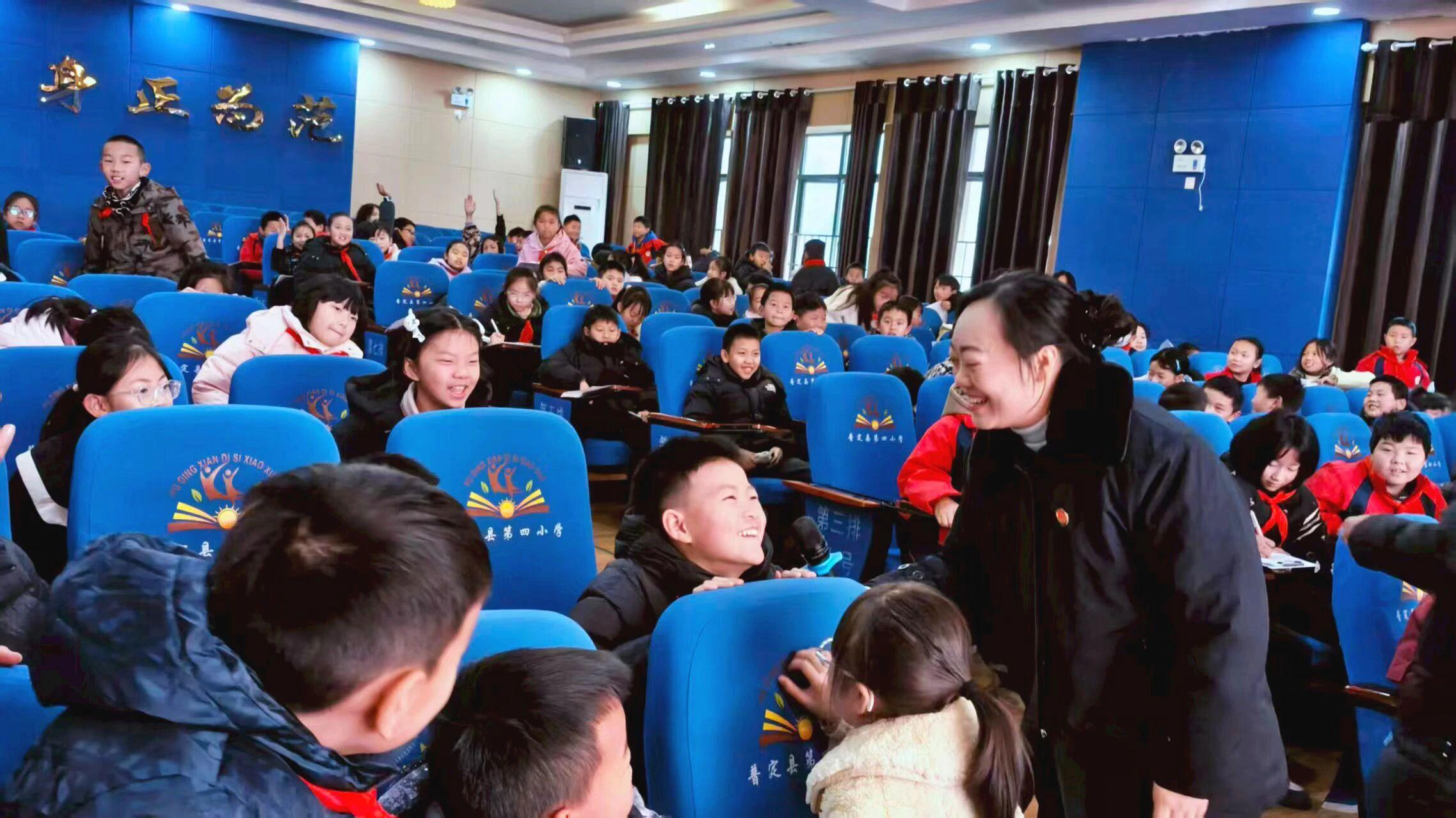 圖2  學(xué)生積極參與互動問答環(huán)節(jié).jpg