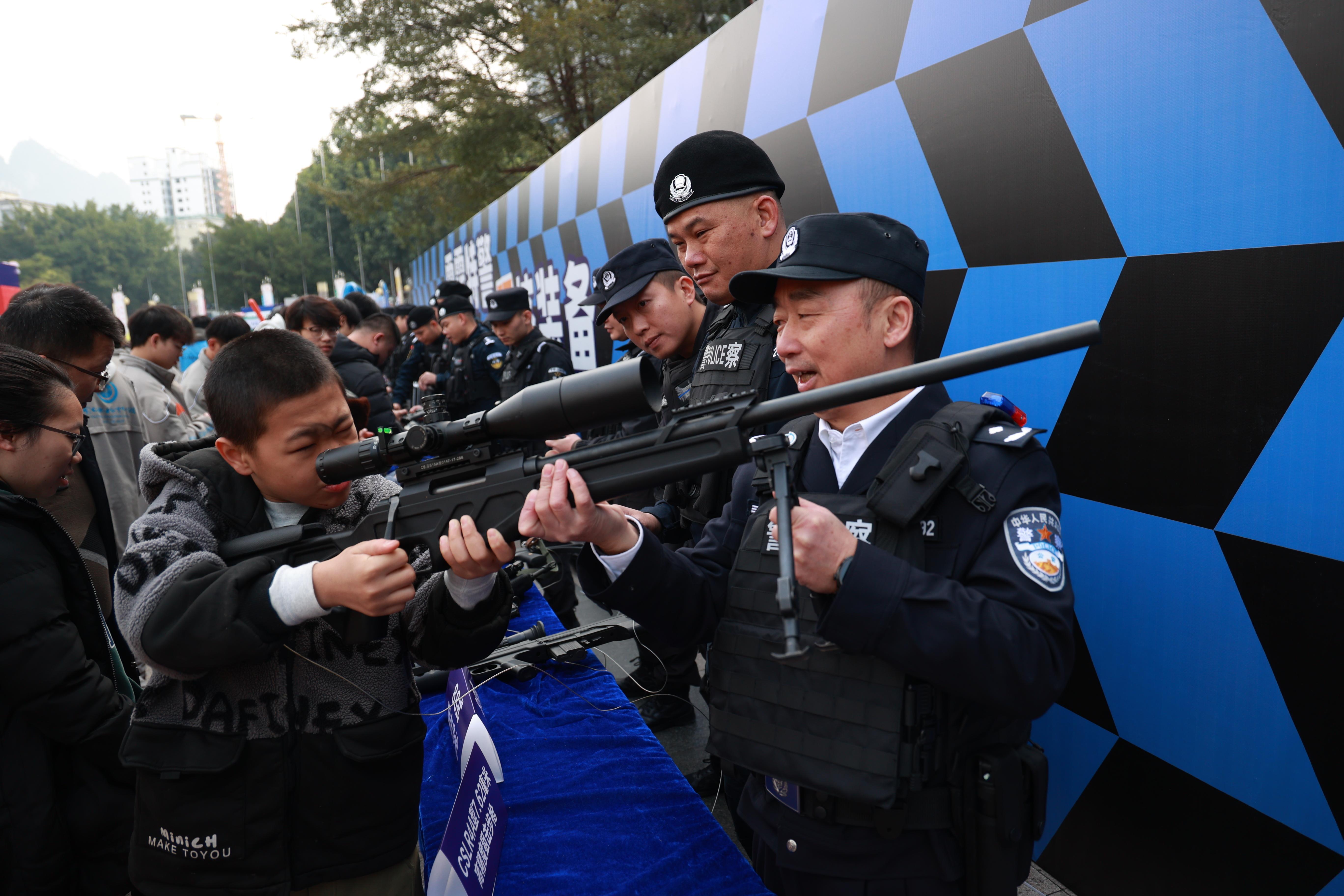 河池舉行“向人民報(bào)告暨第六個(gè)中國(guó)人民警察節(jié)”系列活動(dòng)